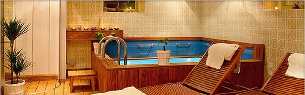 Indoor spa tub