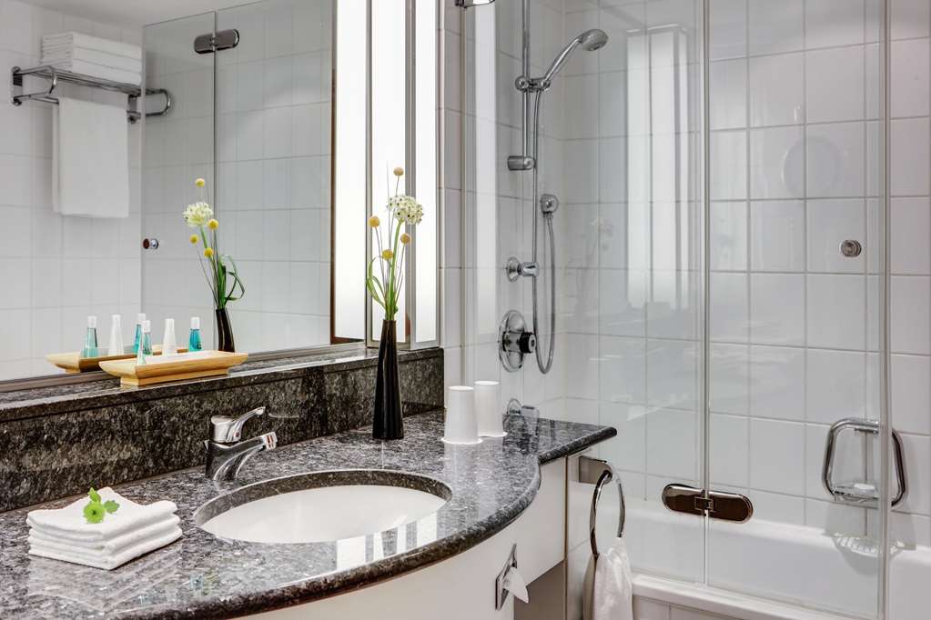 Steigenberger Hotel Hamburg, Germany - Deluxe room bathroom