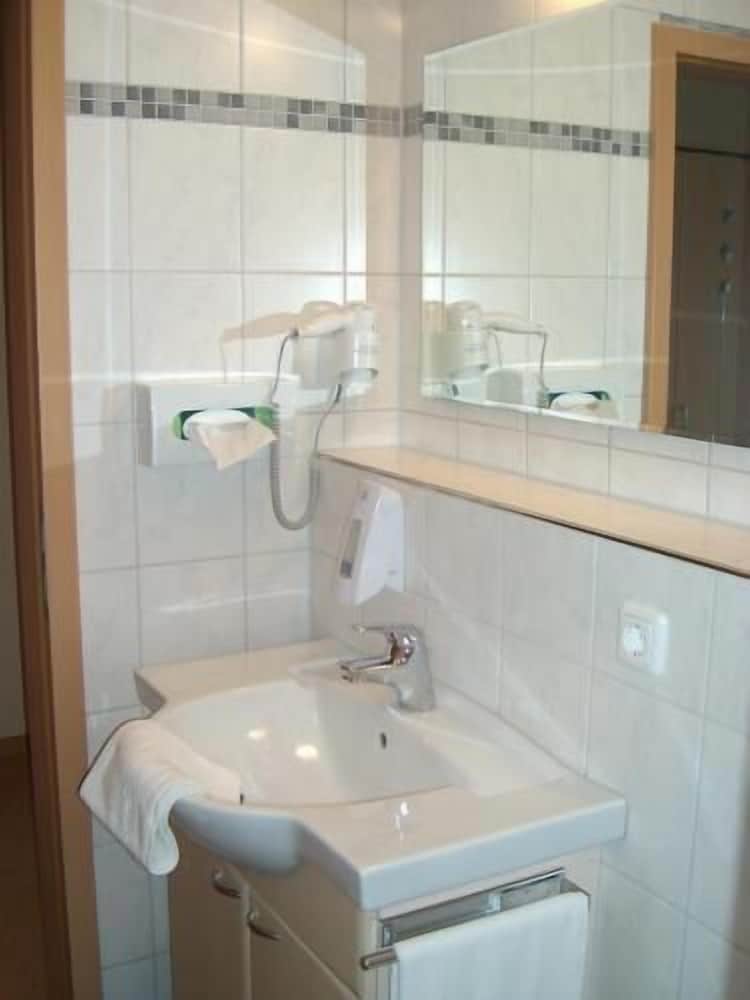 Bathroom sink