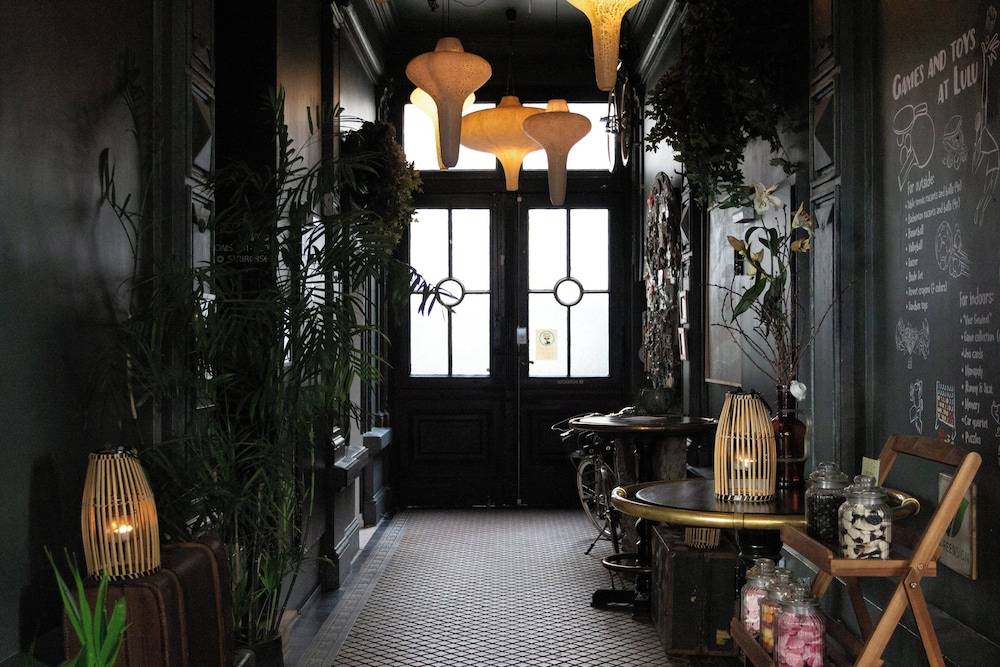 Lobby lounge