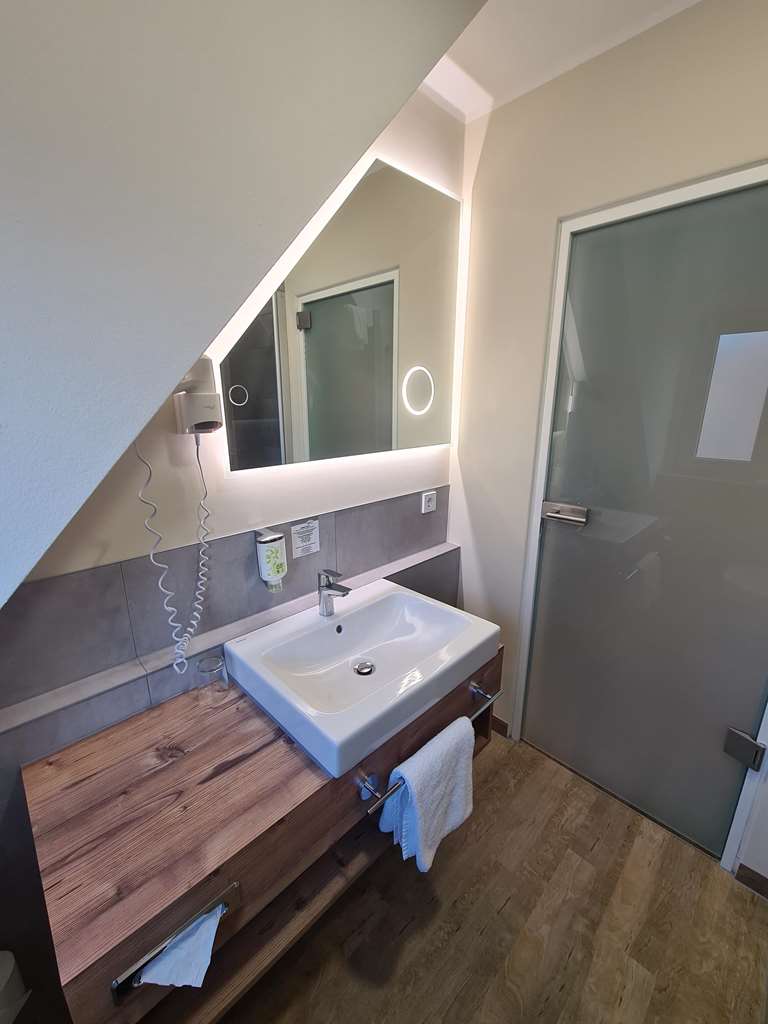 Single room side house - bathroom