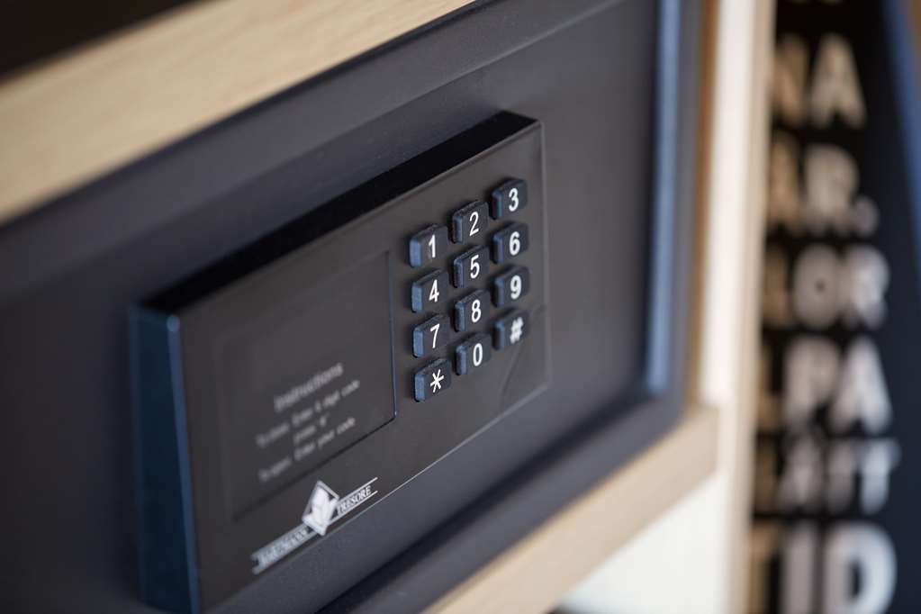 Scandic Hamburg Emporio room standard superior suite QR TR KS KF ZJ ZX safe