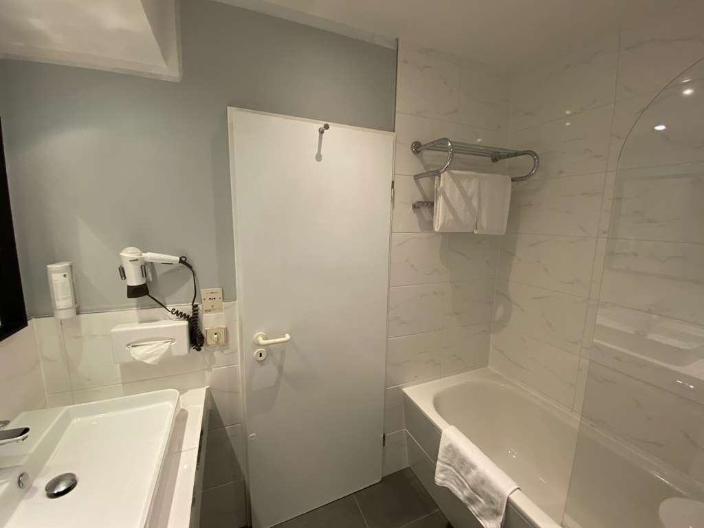 bathroom/standard room