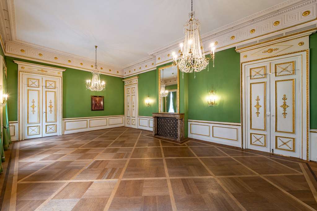 HBH Palais Montgelas Montgelassaal unbestuhlt Blick Eingang Kamin und Verbindungst re zum Ministerzimmer DanielSchvarcz