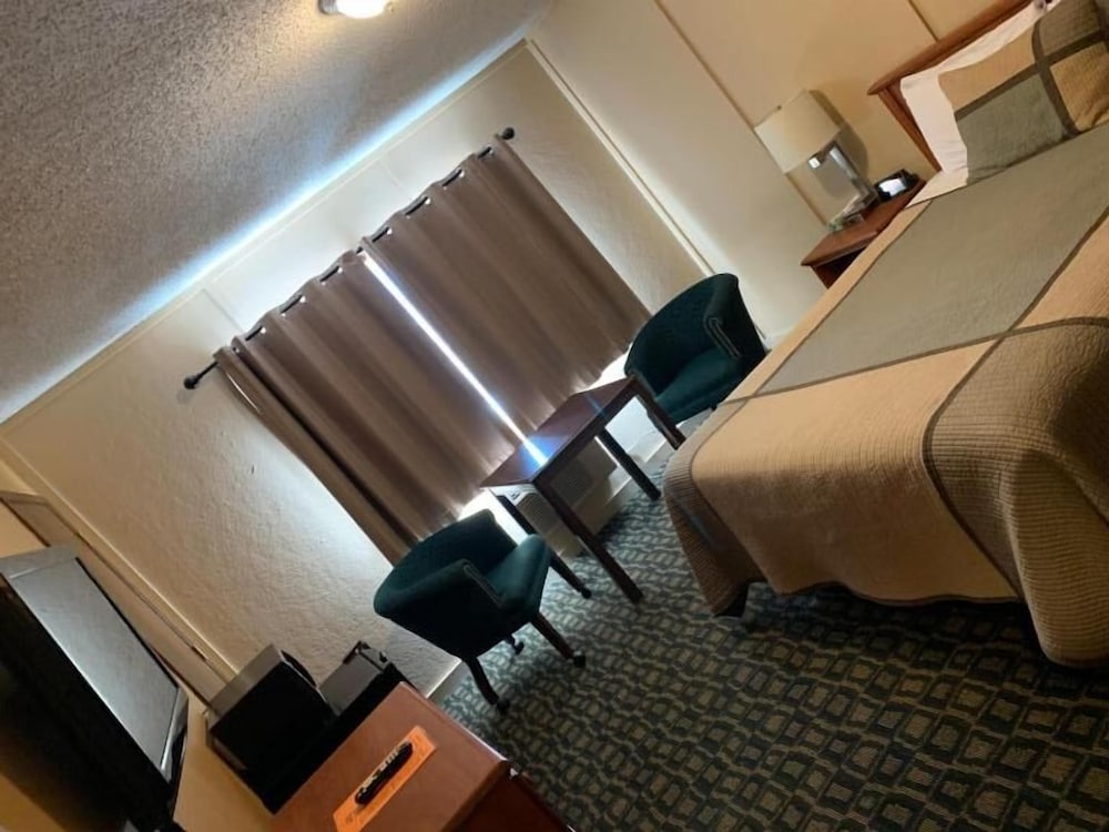 Townhouse Inn & Suites - photo 5