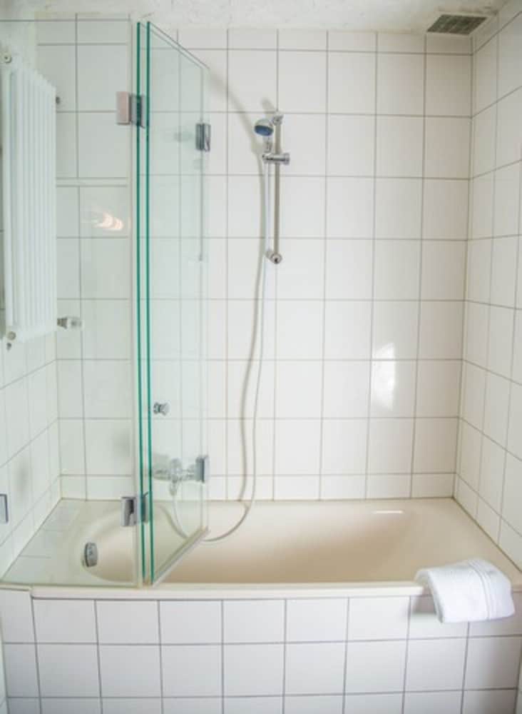 Deep soaking bathtub