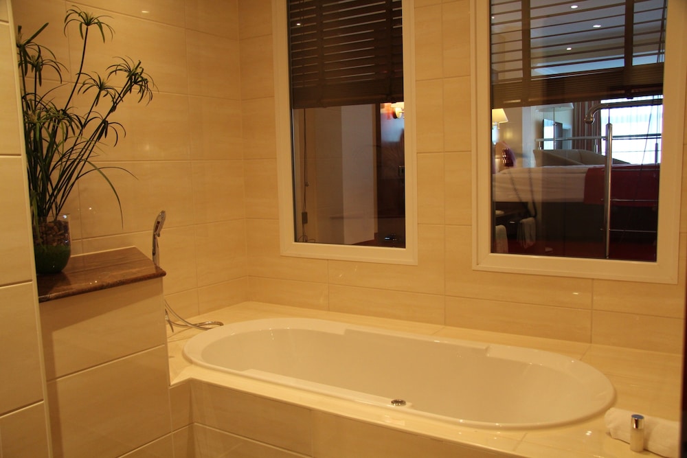 Jetted tub