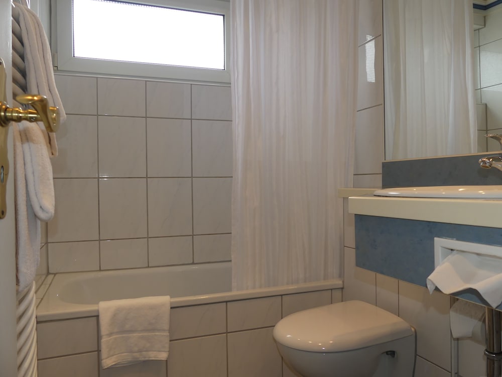 Deep soaking bathtub
