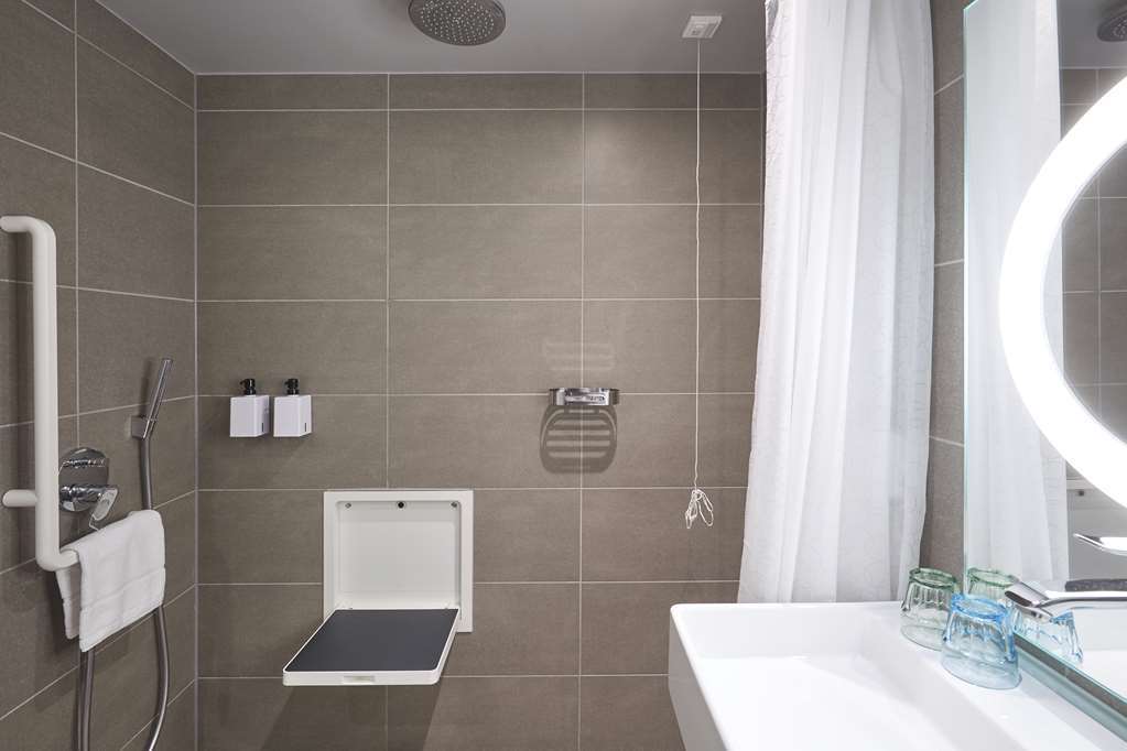 Scandic Frankfurt Museumsufer rooms standard accessible bathroom