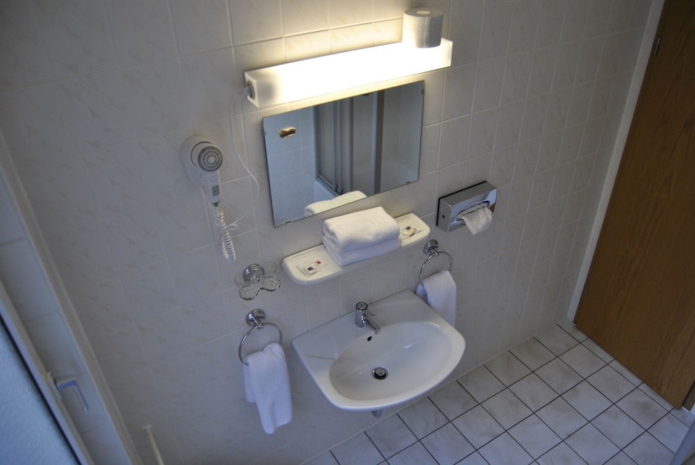 Bathroom sink