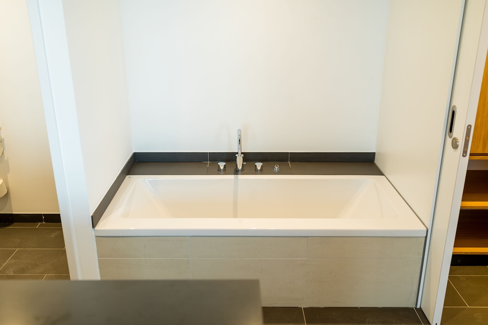 Deep soaking bathtub