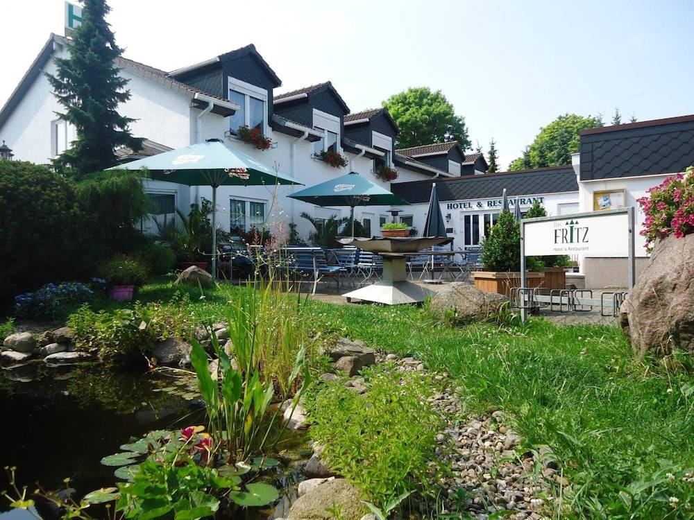 Das FRITZ Hotel Schwerin schöne Lage im Grünen mit regionaler Küche kostenfreien Parkplätzen und E Ladestation