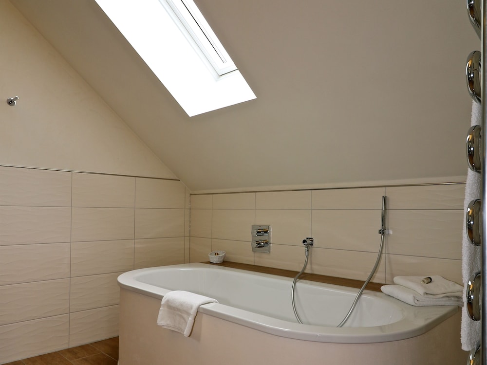 Deep soaking bathtub