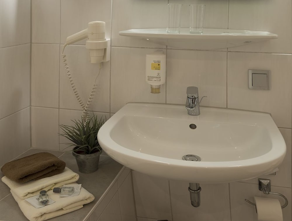 Bathroom sink