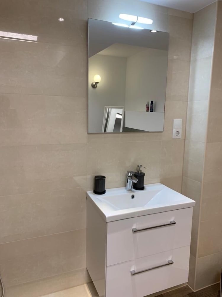Bathroom sink