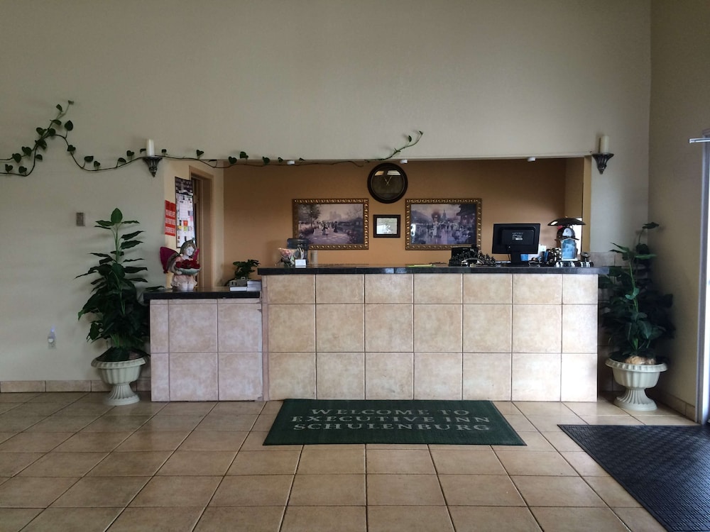 Executive Inn & Suites Schulenburg - photo 2