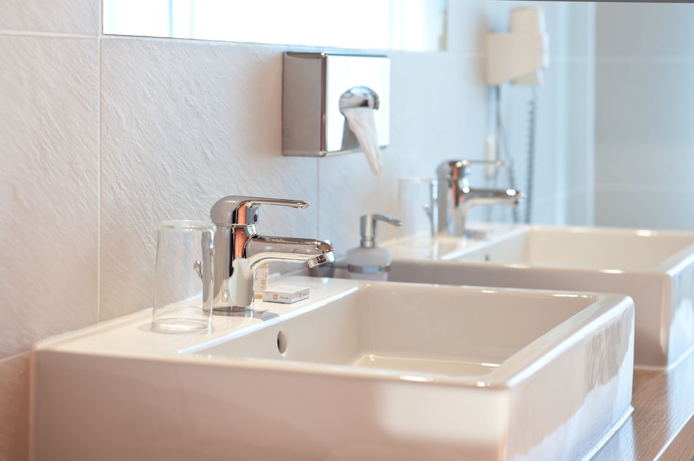 Bathroom sink