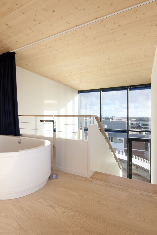 Deep soaking bathtub