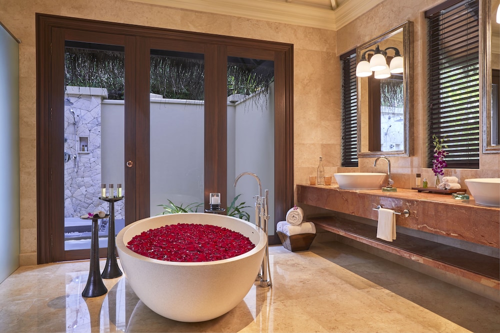 Deep soaking bathtub