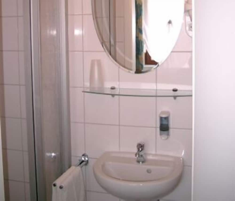 Bathroom sink