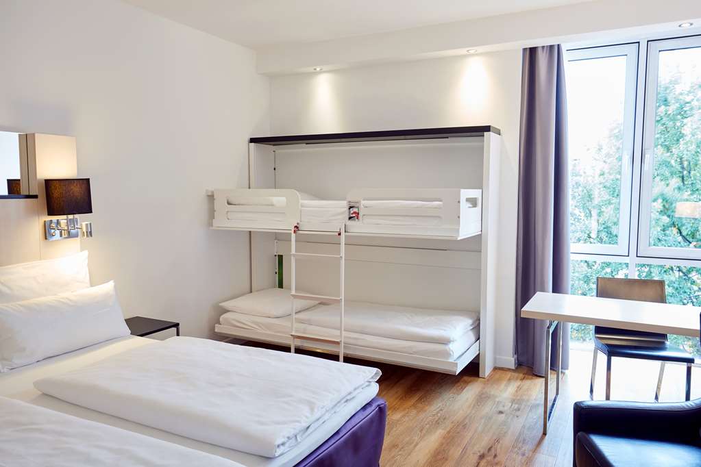 scandic berlin kurfuerstendamm room family four ff wallbed desk