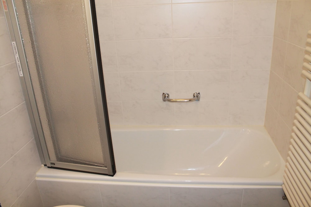 Deep soaking bathtub