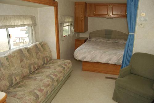 Crescent Bar Camping Resort Studio Cabin 2 - photo 5