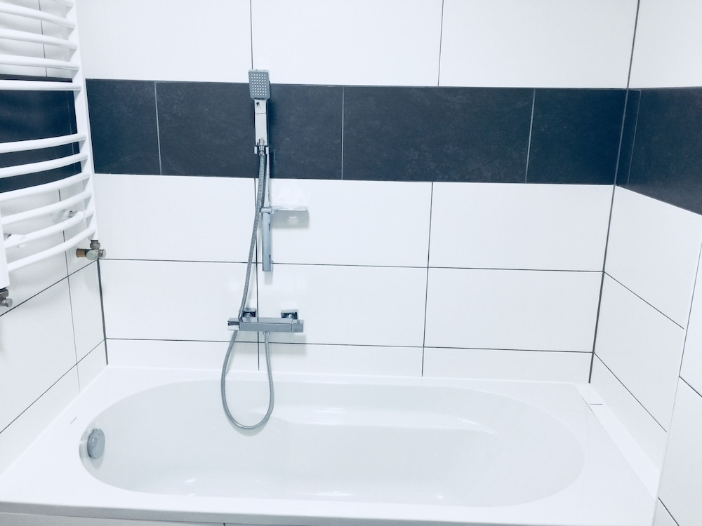 Deep soaking bathtub