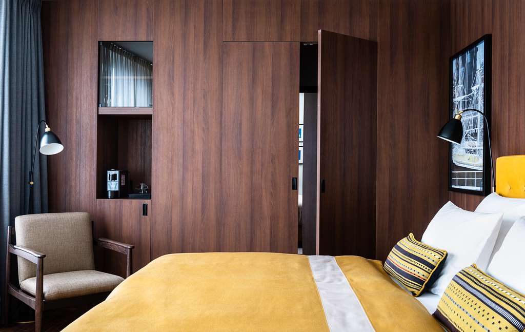 ameron speicherstadt zimmer premium gelb speicherstadt bett seite sessel quer