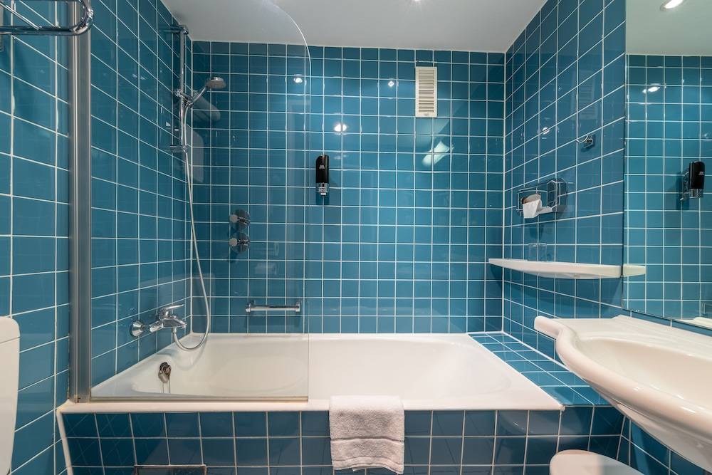 Deep soaking bathtub