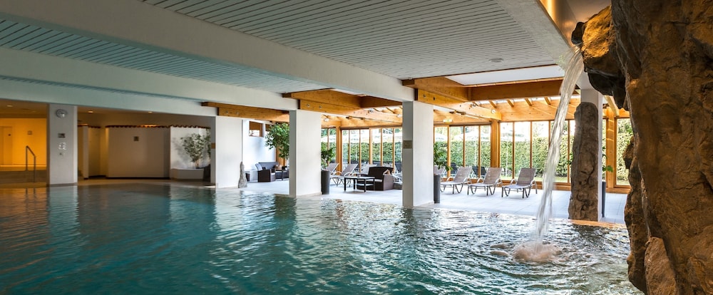 Pool waterfall