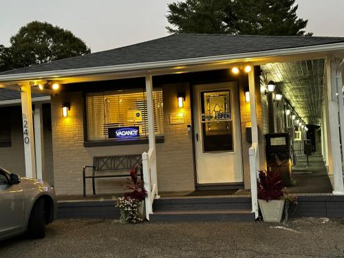 Bea's Parkway Inn - photo 2