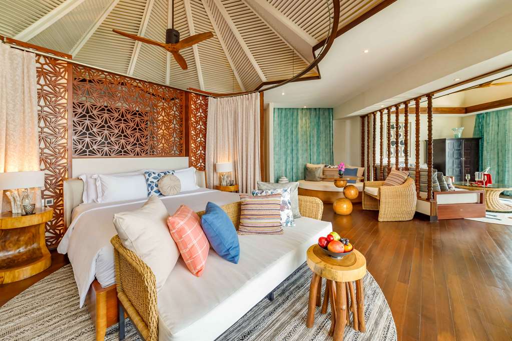 OZEN RESERVE BOLIFUSHI Ocean Pool Suite Master Bedroom