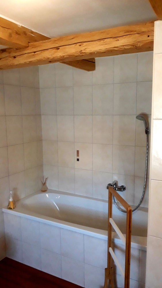 Deep soaking bathtub