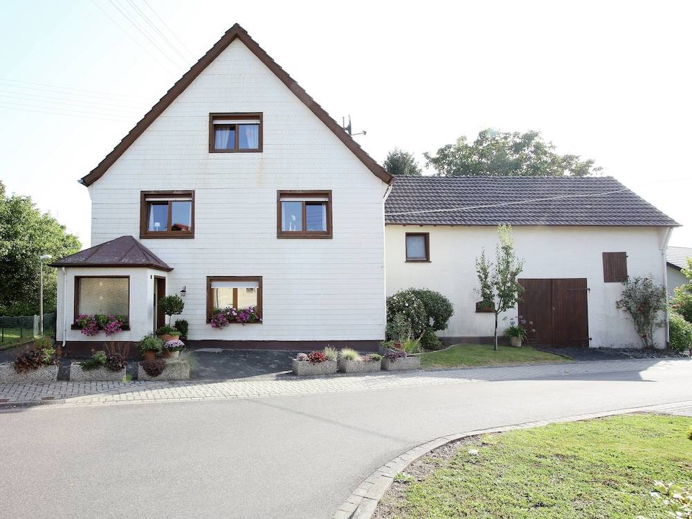 Spacious Apartment in Pracht near Forest