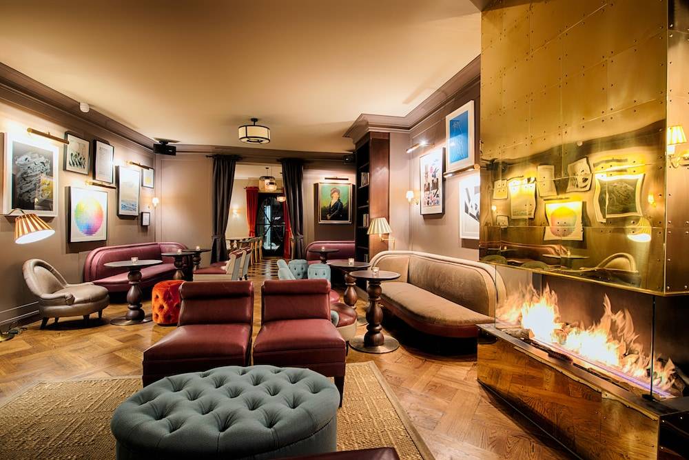 Lobby lounge