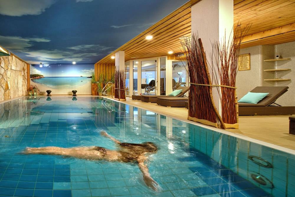 Exercise/lap pool