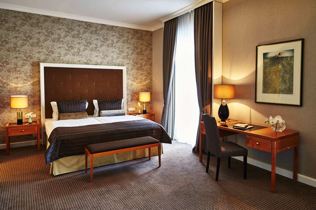 Steigenberger Frankfurter Hof, Frankfurt, Germany - Guest room