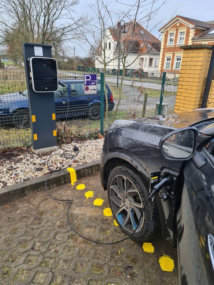 Electric vehicle charging station