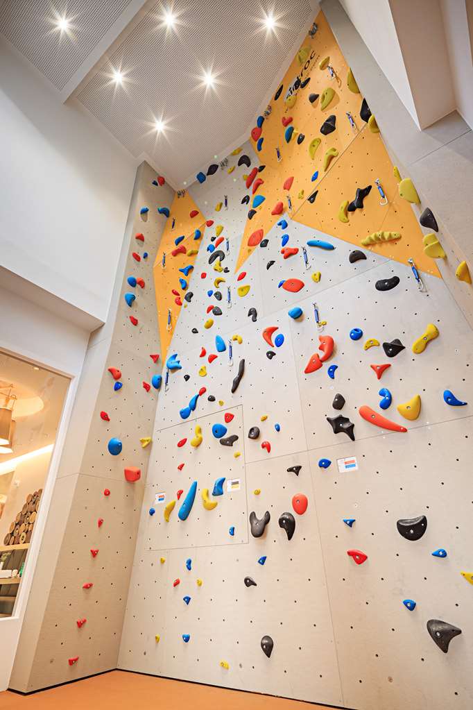 Climbing wall_TOP EMBRACE Allgaeu ART Hotel Kempten