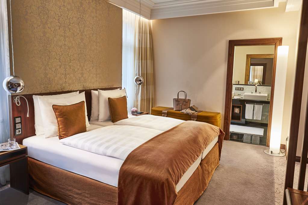 MUC1_Executive Two Bedroom Suite 3.jpg