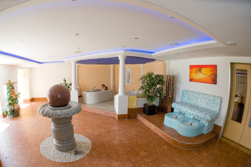 Indoor spa tub