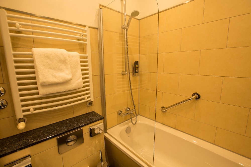 Deep soaking bathtub