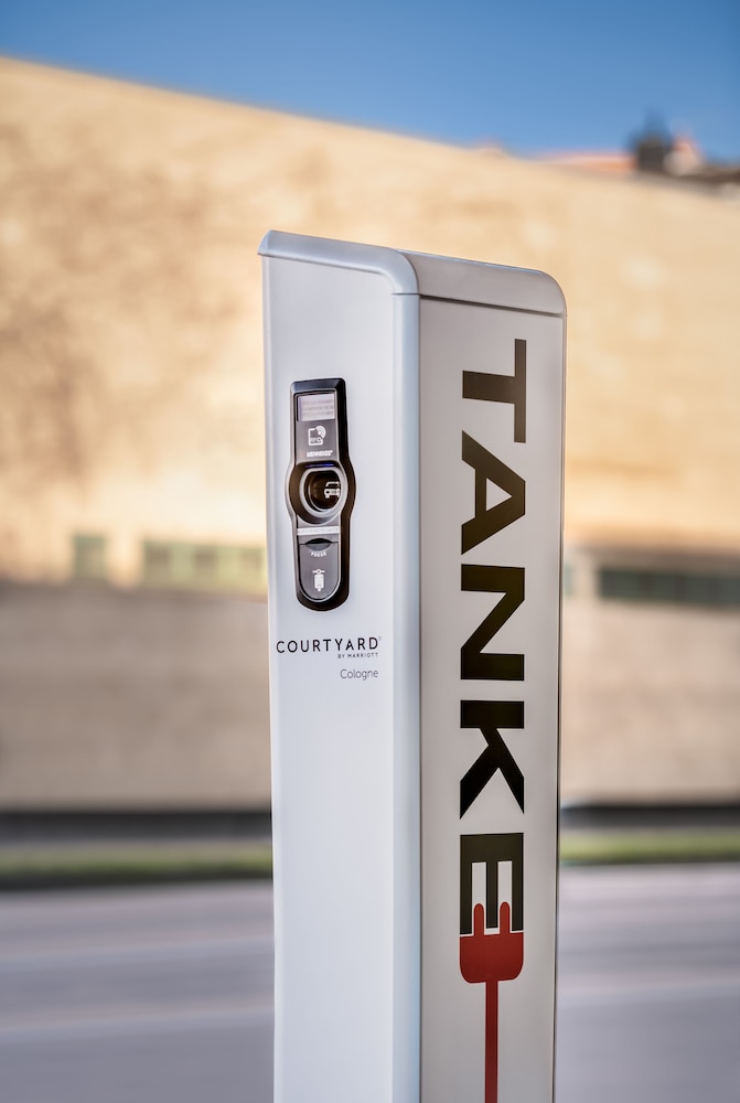 Electric vehicle charging station