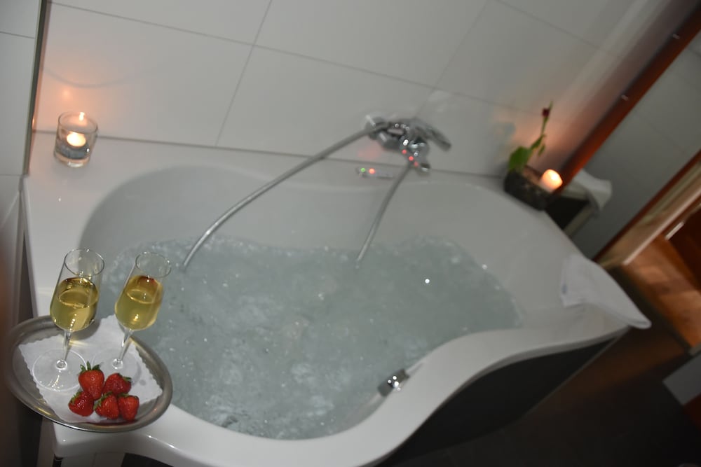 Deep soaking bathtub