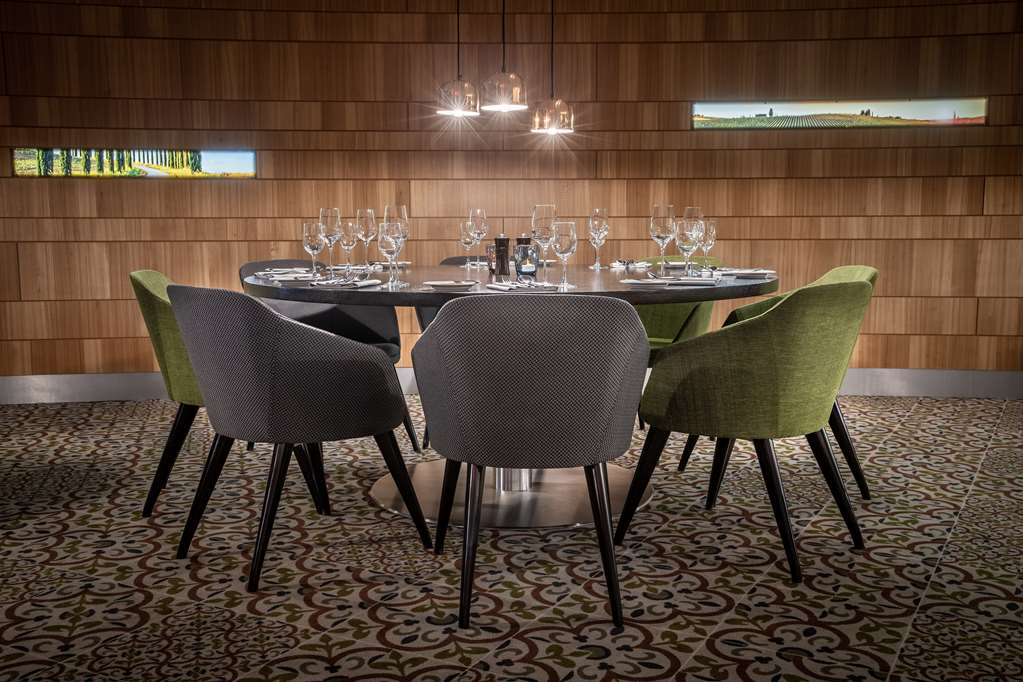 Circle Bar & Restaurant