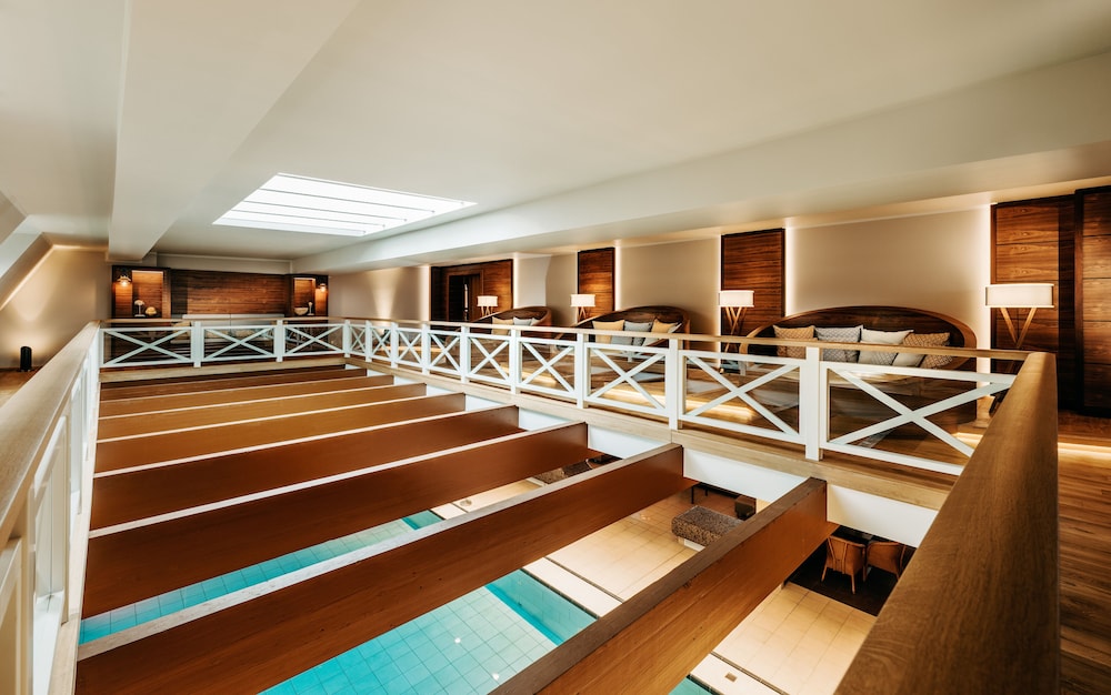 Exercise/lap pool