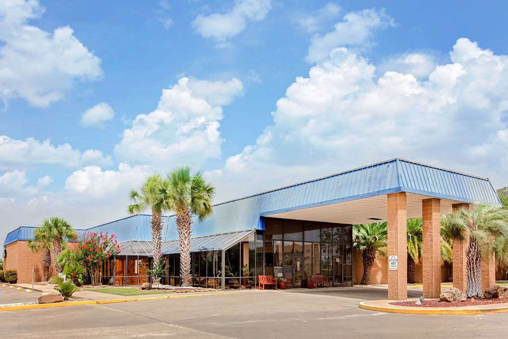 Days Inn by Wyndham Bay City - photo 2