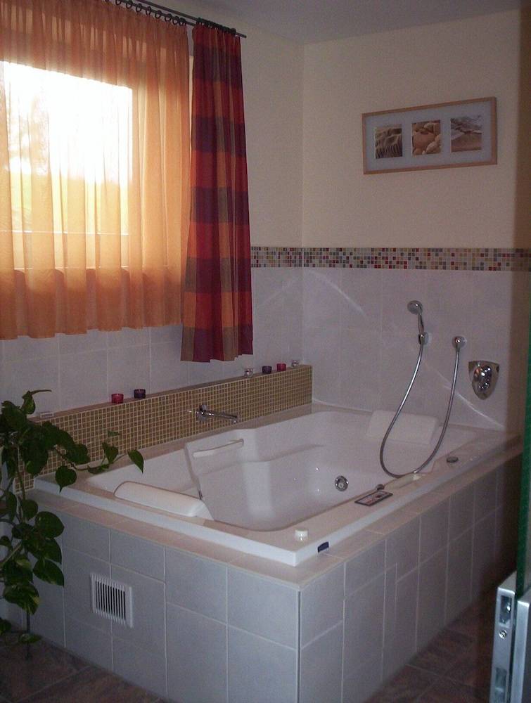 Jetted tub