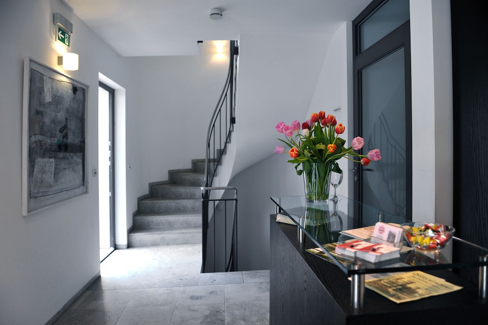 Concierge desk